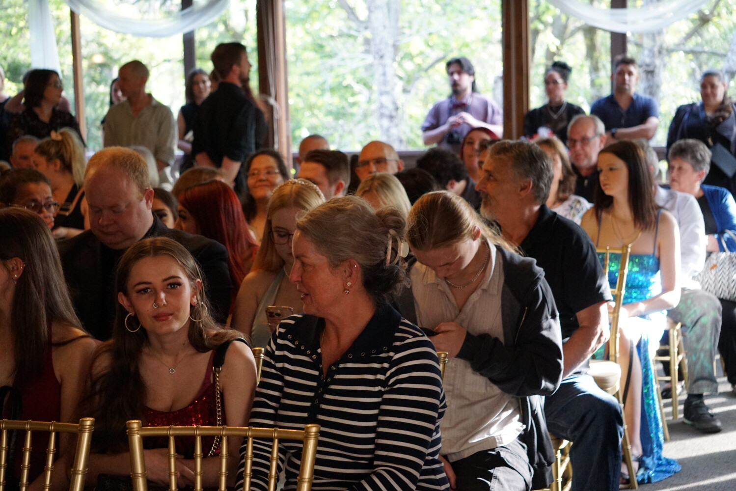 familes sitting grad